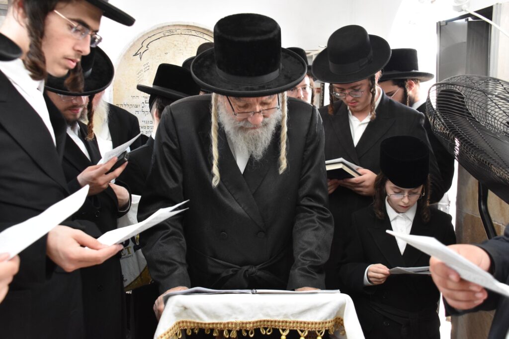 גלריה: ערב יום כיפור ומוצאי יום כיפור בחצר חסידות אשלג גלריה: ערב יום כיפור ומוצאי יום כיפור בחצר חסידות אשלג