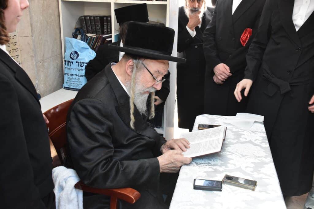 גלריה: ערב יום כיפור ומוצאי יום כיפור בחצר חסידות אשלג גלריה: ערב יום כיפור ומוצאי יום כיפור בחצר חסידות אשלג