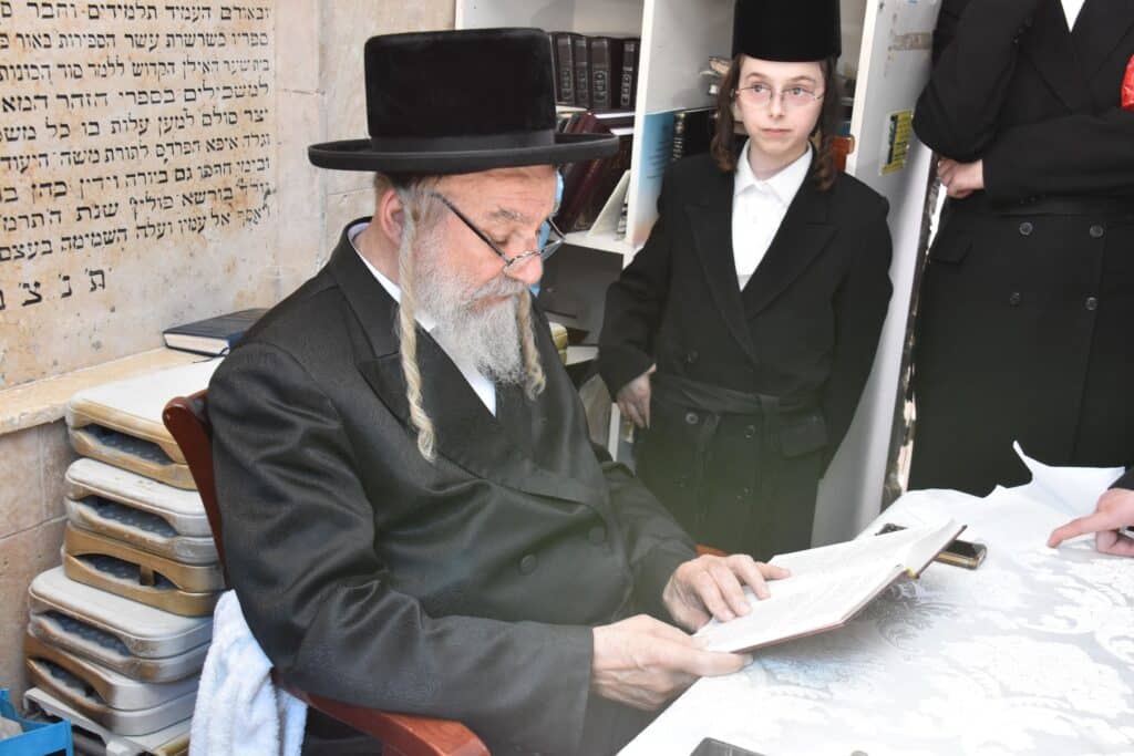 גלריה: ערב יום כיפור ומוצאי יום כיפור בחצר חסידות אשלג גלריה: ערב יום כיפור ומוצאי יום כיפור בחצר חסידות אשלג