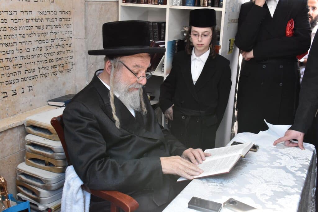 גלריה: ערב יום כיפור ומוצאי יום כיפור בחצר חסידות אשלג גלריה: ערב יום כיפור ומוצאי יום כיפור בחצר חסידות אשלג