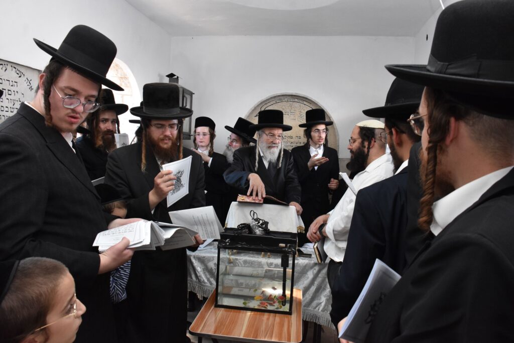 גלריה: ערב יום כיפור ומוצאי יום כיפור בחצר חסידות אשלג גלריה: ערב יום כיפור ומוצאי יום כיפור בחצר חסידות אשלג
