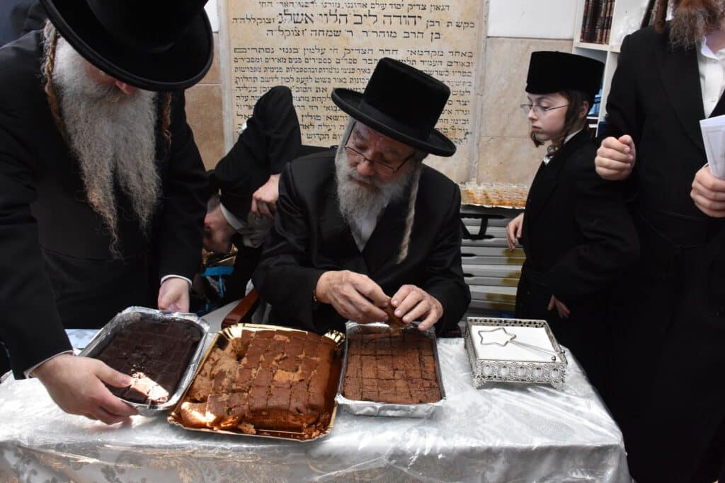גלריה: ערב יום כיפור ומוצאי יום כיפור בחצר חסידות אשלג גלריה: ערב יום כיפור ומוצאי יום כיפור בחצר חסידות אשלג