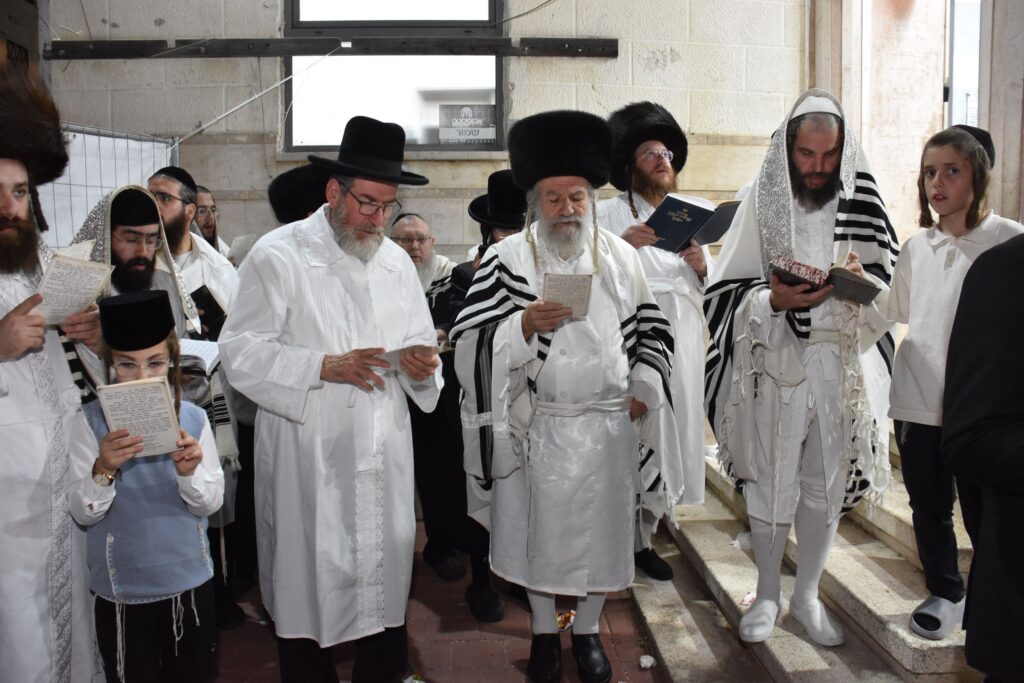 גלריה: ערב יום כיפור ומוצאי יום כיפור בחצר חסידות אשלג גלריה: ערב יום כיפור ומוצאי יום כיפור בחצר חסידות אשלג