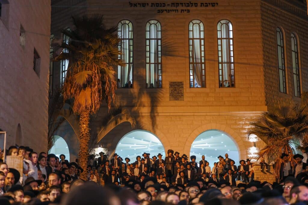 גלריה: מעמד הריתחא דאורייתא בסוכת מרן הגר"ד לנדו גלריה: מעמד הריתחא דאורייתא בסוכת מרן הגר"ד לנדו