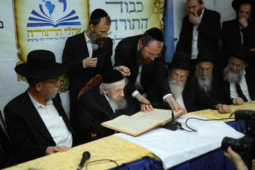 גלריה: מעמד הריתחא דאורייתא בסוכת מרן הגר"ד לנדו גלריה: מעמד הריתחא דאורייתא בסוכת מרן הגר"ד לנדו