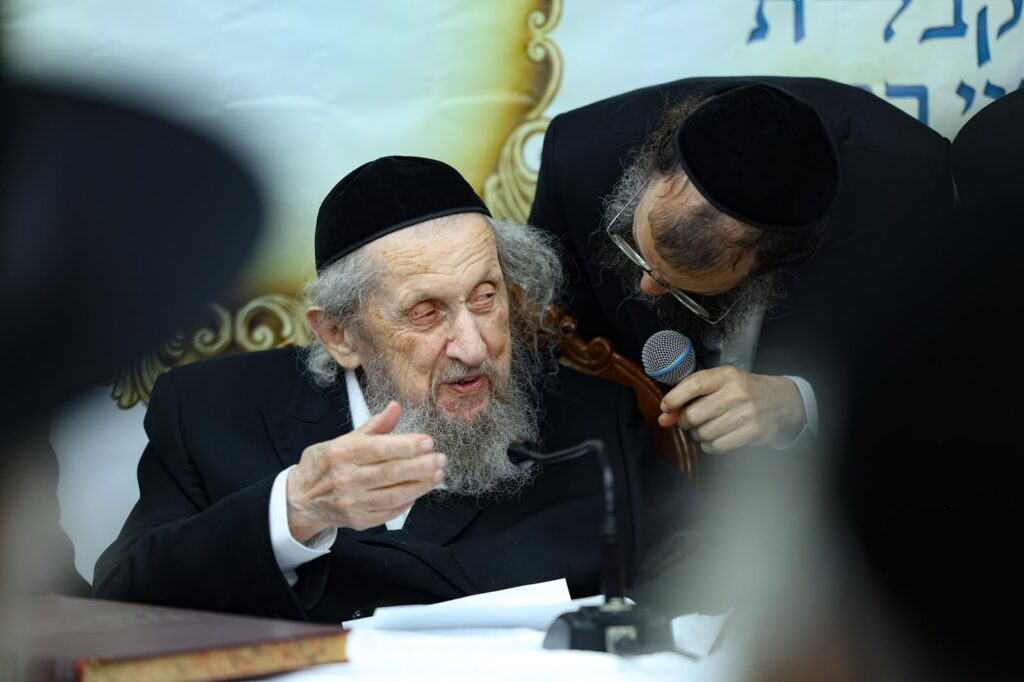גלריה: מעמד הריתחא דאורייתא בסוכת מרן הגר"ד לנדו גלריה: מעמד הריתחא דאורייתא בסוכת מרן הגר"ד לנדו