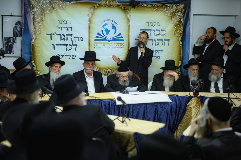 גלריה: מעמד הריתחא דאורייתא בסוכת מרן הגר"ד לנדו גלריה: מעמד הריתחא דאורייתא בסוכת מרן הגר"ד לנדו