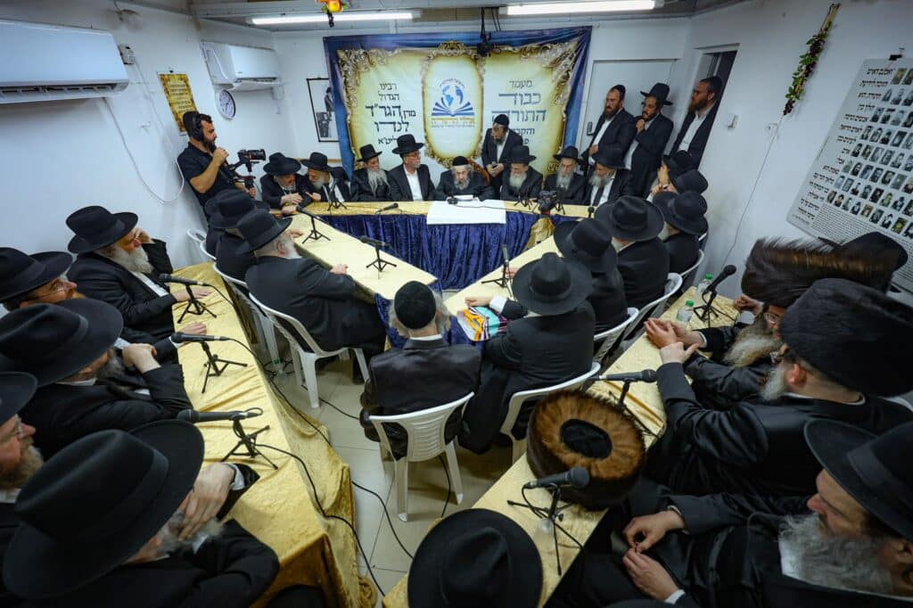גלריה: מעמד הריתחא דאורייתא בסוכת מרן הגר"ד לנדו גלריה: מעמד הריתחא דאורייתא בסוכת מרן הגר"ד לנדו