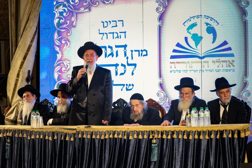 גלריה: מעמד הריתחא דאורייתא בסוכת מרן הגר"ד לנדו גלריה: מעמד הריתחא דאורייתא בסוכת מרן הגר"ד לנדו