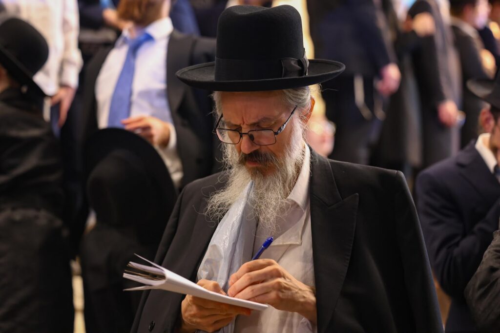 גלריה: מעמד הריתחא דאורייתא בסוכת מרן הגר"ד לנדו גלריה: מעמד הריתחא דאורייתא בסוכת מרן הגר"ד לנדו