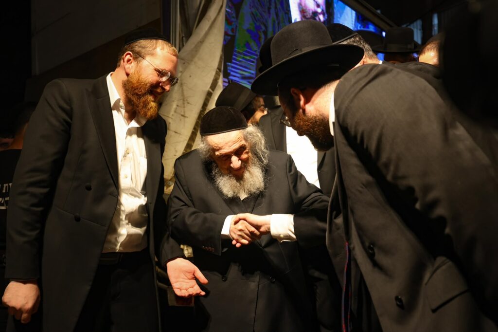גלריה: מעמד הריתחא דאורייתא בסוכת מרן הגר"ד לנדו גלריה: מעמד הריתחא דאורייתא בסוכת מרן הגר"ד לנדו