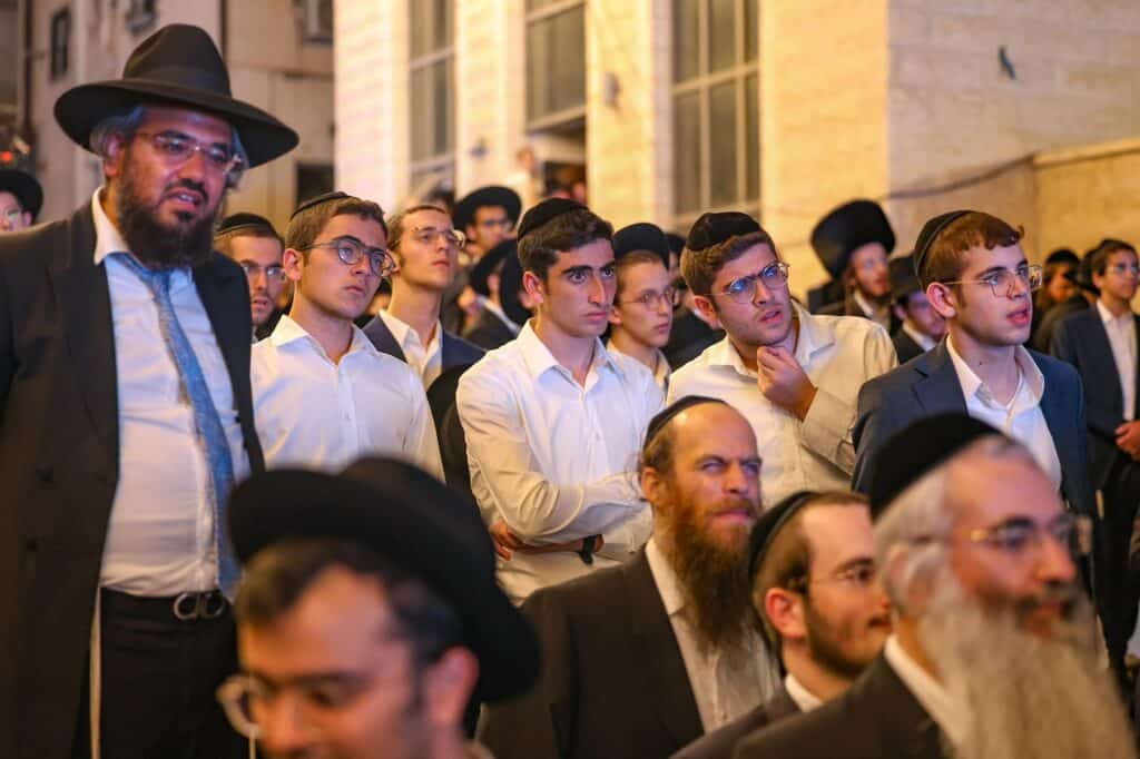 גלריה: מעמד הריתחא דאורייתא בסוכת מרן הגר"ד לנדו גלריה: מעמד הריתחא דאורייתא בסוכת מרן הגר"ד לנדו