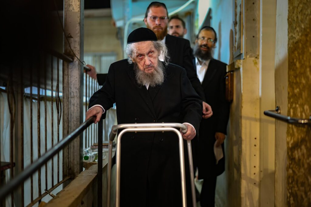 גלריה: מעמד הריתחא דאורייתא בסוכת מרן הגר"ד לנדו גלריה: מעמד הריתחא דאורייתא בסוכת מרן הגר"ד לנדו