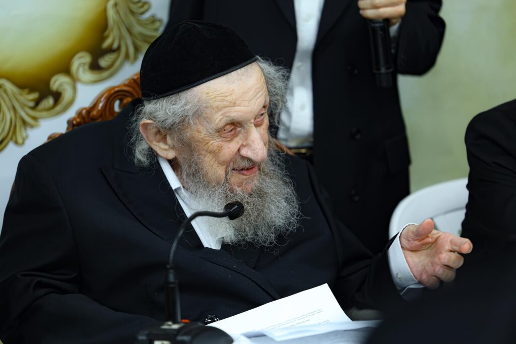 גלריה: מעמד הריתחא דאורייתא בסוכת מרן הגר"ד לנדו גלריה: מעמד הריתחא דאורייתא בסוכת מרן הגר"ד לנדו