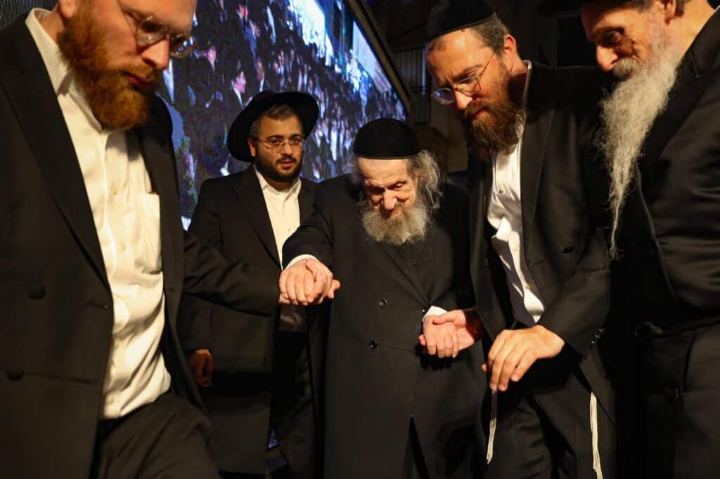 גלריה: מעמד הריתחא דאורייתא בסוכת מרן הגר"ד לנדו גלריה: מעמד הריתחא דאורייתא בסוכת מרן הגר"ד לנדו