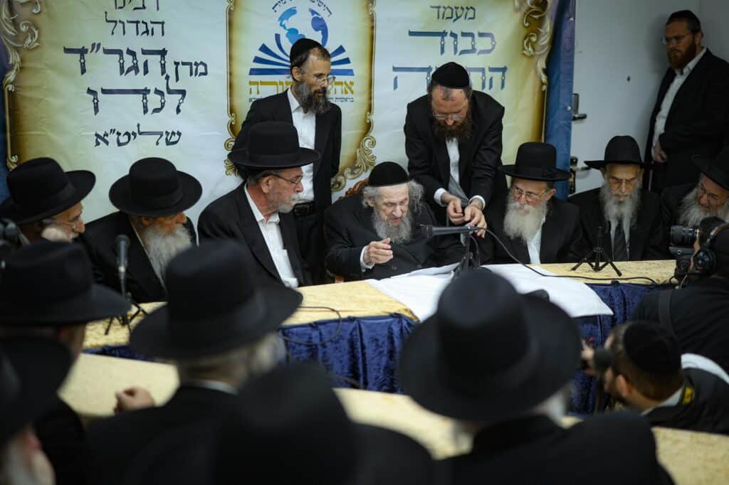 גלריה: מעמד הריתחא דאורייתא בסוכת מרן הגר"ד לנדו גלריה: מעמד הריתחא דאורייתא בסוכת מרן הגר"ד לנדו