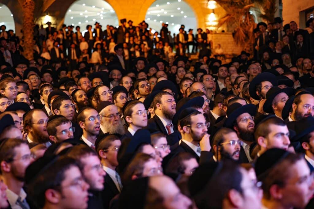 גלריה: מעמד הריתחא דאורייתא בסוכת מרן הגר"ד לנדו גלריה: מעמד הריתחא דאורייתא בסוכת מרן הגר"ד לנדו