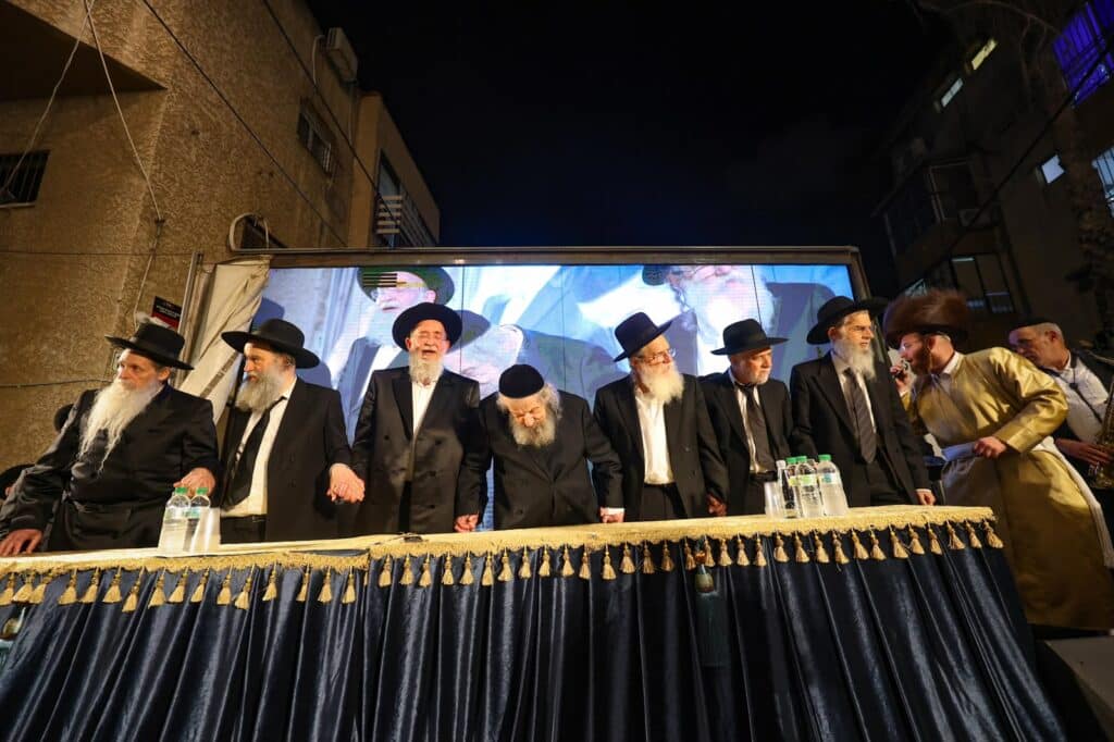גלריה: מעמד הריתחא דאורייתא בסוכת מרן הגר"ד לנדו גלריה: מעמד הריתחא דאורייתא בסוכת מרן הגר"ד לנדו