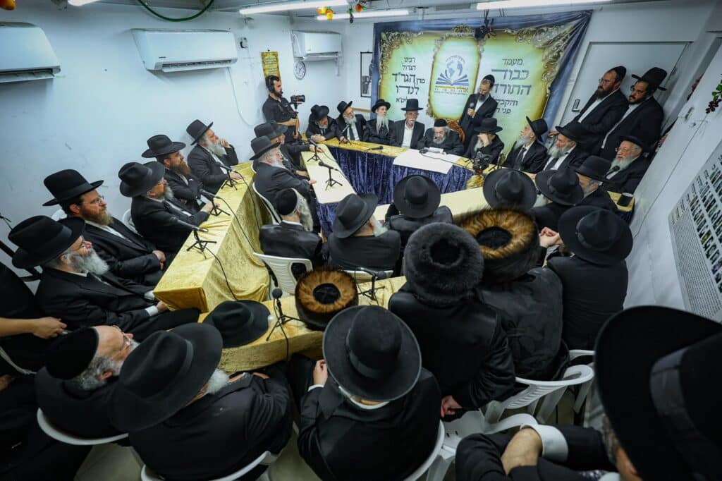 גלריה: מעמד הריתחא דאורייתא בסוכת מרן הגר"ד לנדו גלריה: מעמד הריתחא דאורייתא בסוכת מרן הגר"ד לנדו