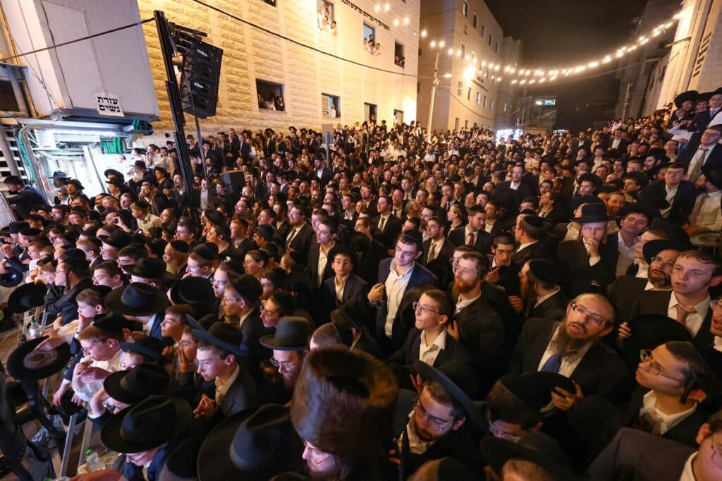 גלריה: מעמד הריתחא דאורייתא בסוכת מרן הגר"ד לנדו גלריה: מעמד הריתחא דאורייתא בסוכת מרן הגר"ד לנדו
