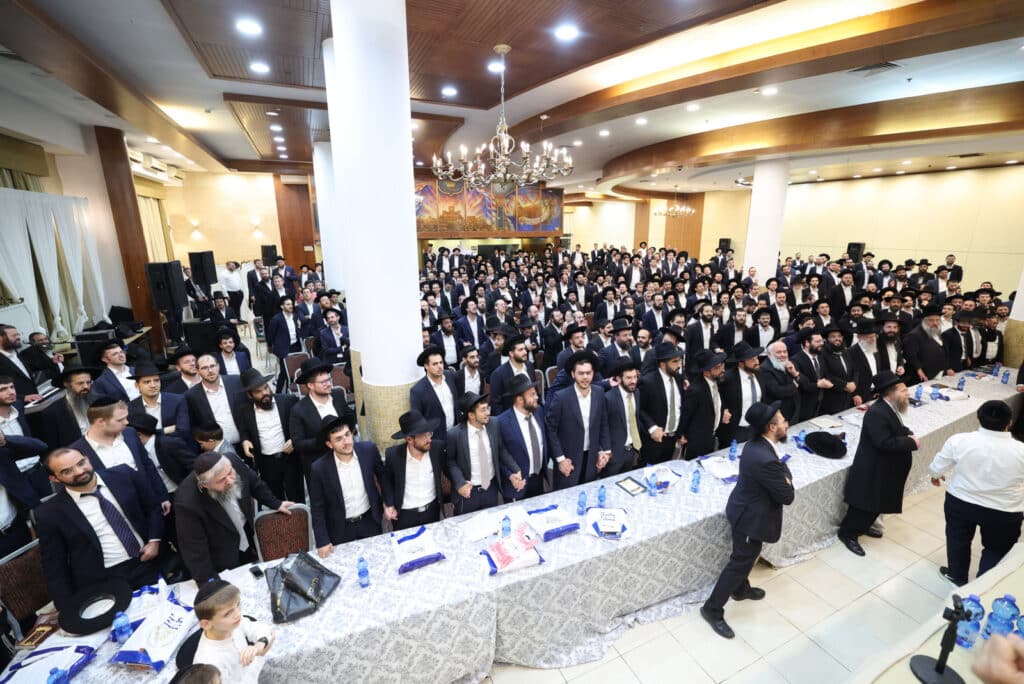 מעמד מרומם בב"ב: גדולי הדור התכנסו להוקיר את מאות האברכים מעמד מרומם בב"ב: גדולי הדור התכנסו להוקיר את מאות האברכים