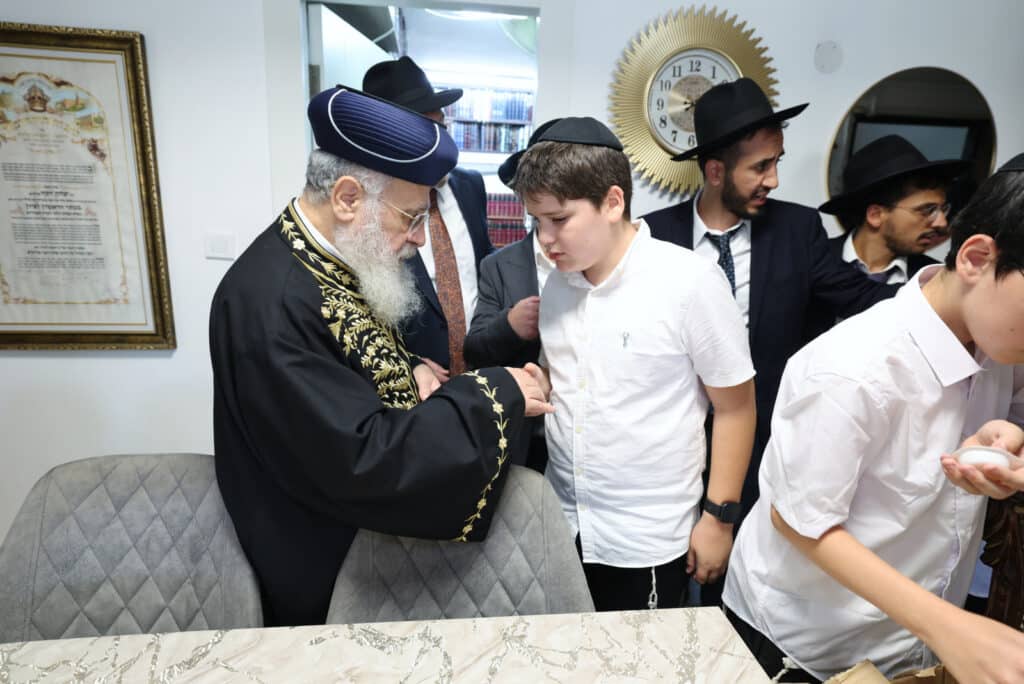 גלריה: הראש"ל בירך את ילדי הת"ת מרעננה וחילק להם דבש גלריה: הראש"ל בירך את ילדי הת"ת מרעננה וחילק להם דבש