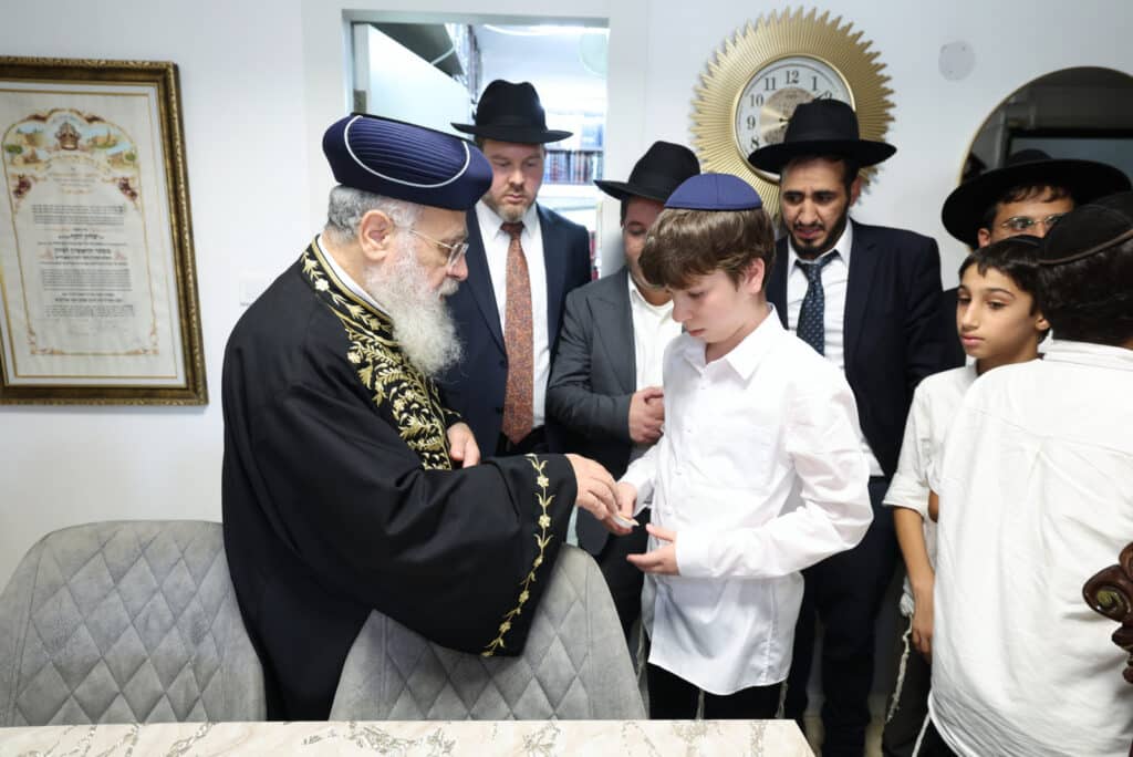 גלריה: הראש"ל בירך את ילדי הת"ת מרעננה וחילק להם דבש גלריה: הראש"ל בירך את ילדי הת"ת מרעננה וחילק להם דבש