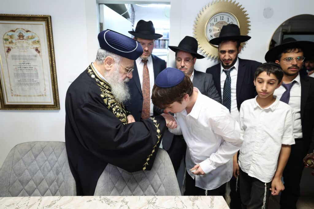 גלריה: הראש"ל בירך את ילדי הת"ת מרעננה וחילק להם דבש גלריה: הראש"ל בירך את ילדי הת"ת מרעננה וחילק להם דבש