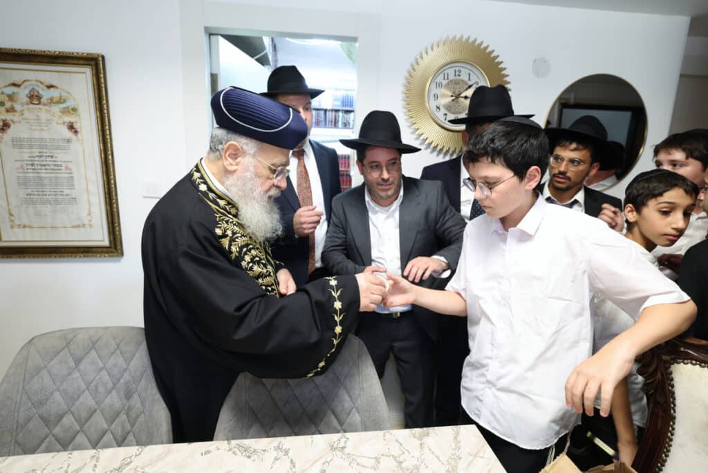 גלריה: הראש"ל בירך את ילדי הת"ת מרעננה וחילק להם דבש גלריה: הראש"ל בירך את ילדי הת"ת מרעננה וחילק להם דבש