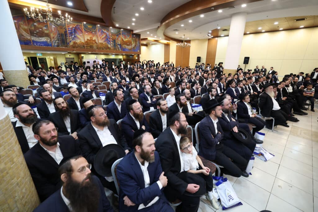 מעמד מרומם בב"ב: גדולי הדור התכנסו להוקיר את מאות האברכים מעמד מרומם בב"ב: גדולי הדור התכנסו להוקיר את מאות האברכים