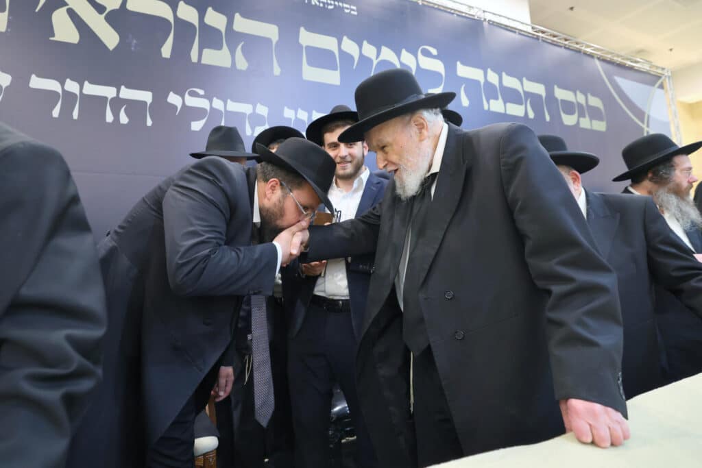 מעמד מרומם בב"ב: גדולי הדור התכנסו להוקיר את מאות האברכים מעמד מרומם בב"ב: גדולי הדור התכנסו להוקיר את מאות האברכים