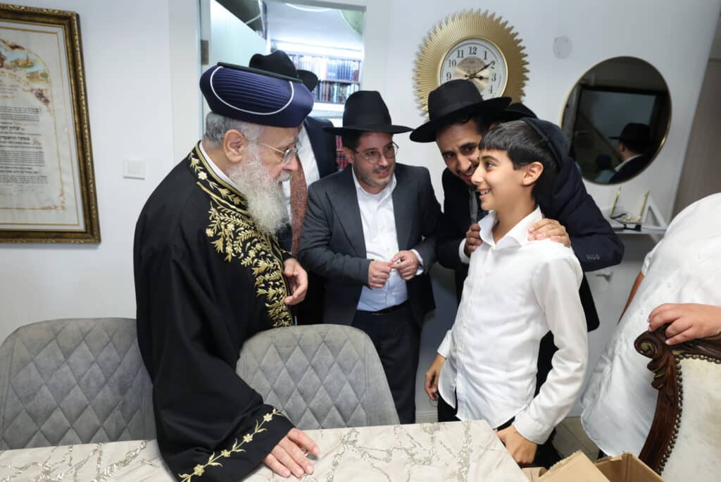 גלריה: הראש"ל בירך את ילדי הת"ת מרעננה וחילק להם דבש גלריה: הראש"ל בירך את ילדי הת"ת מרעננה וחילק להם דבש