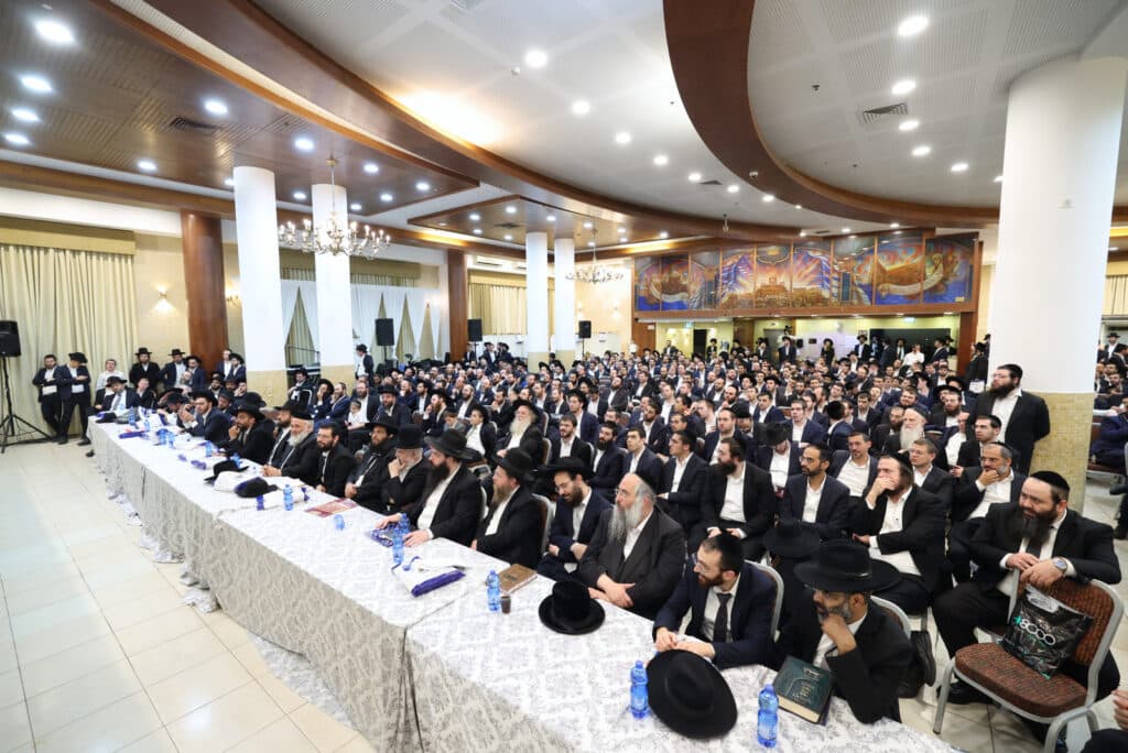 מעמד מרומם בב"ב: גדולי הדור התכנסו להוקיר את מאות האברכים מעמד מרומם בב"ב: גדולי הדור התכנסו להוקיר את מאות האברכים