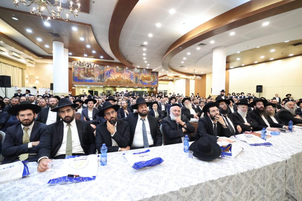 מעמד מרומם בב"ב: גדולי הדור התכנסו להוקיר את מאות האברכים מעמד מרומם בב"ב: גדולי הדור התכנסו להוקיר את מאות האברכים