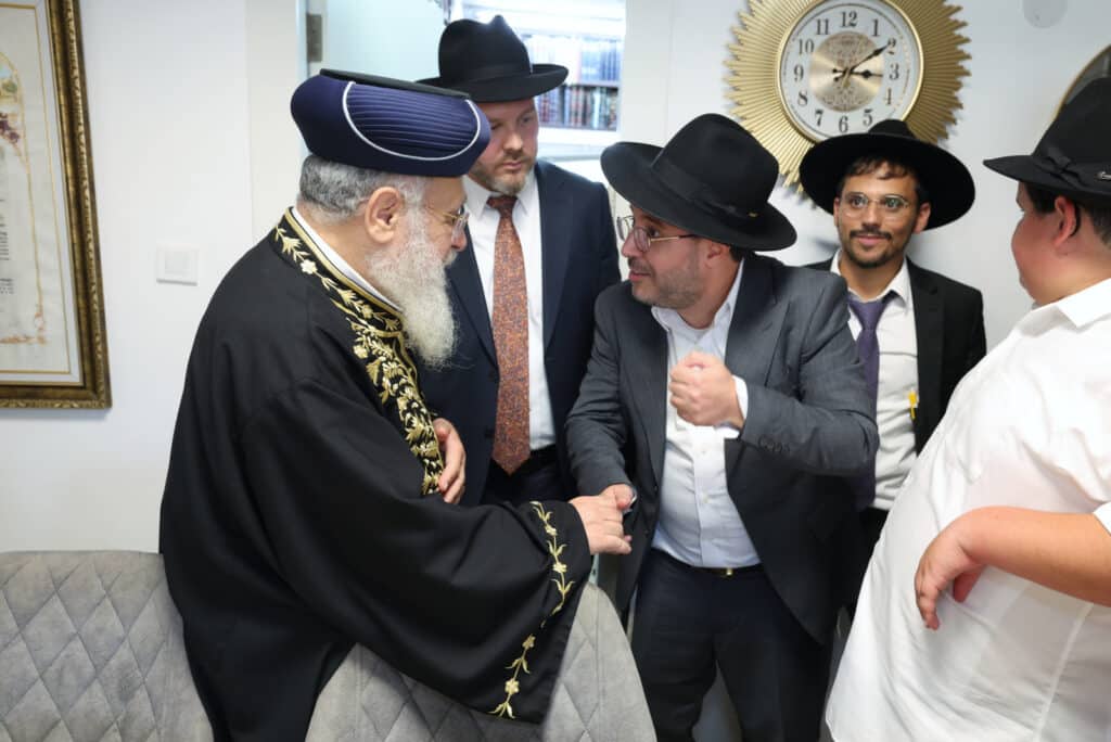 גלריה: הראש"ל בירך את ילדי הת"ת מרעננה וחילק להם דבש גלריה: הראש"ל בירך את ילדי הת"ת מרעננה וחילק להם דבש