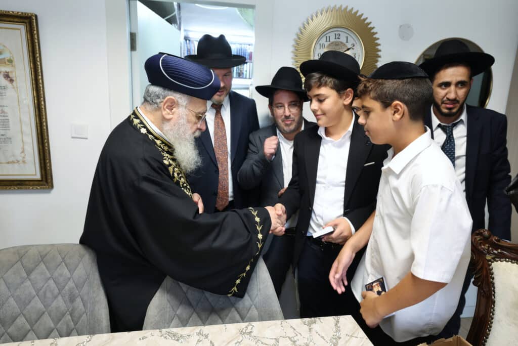 גלריה: הראש"ל בירך את ילדי הת"ת מרעננה וחילק להם דבש גלריה: הראש"ל בירך את ילדי הת"ת מרעננה וחילק להם דבש