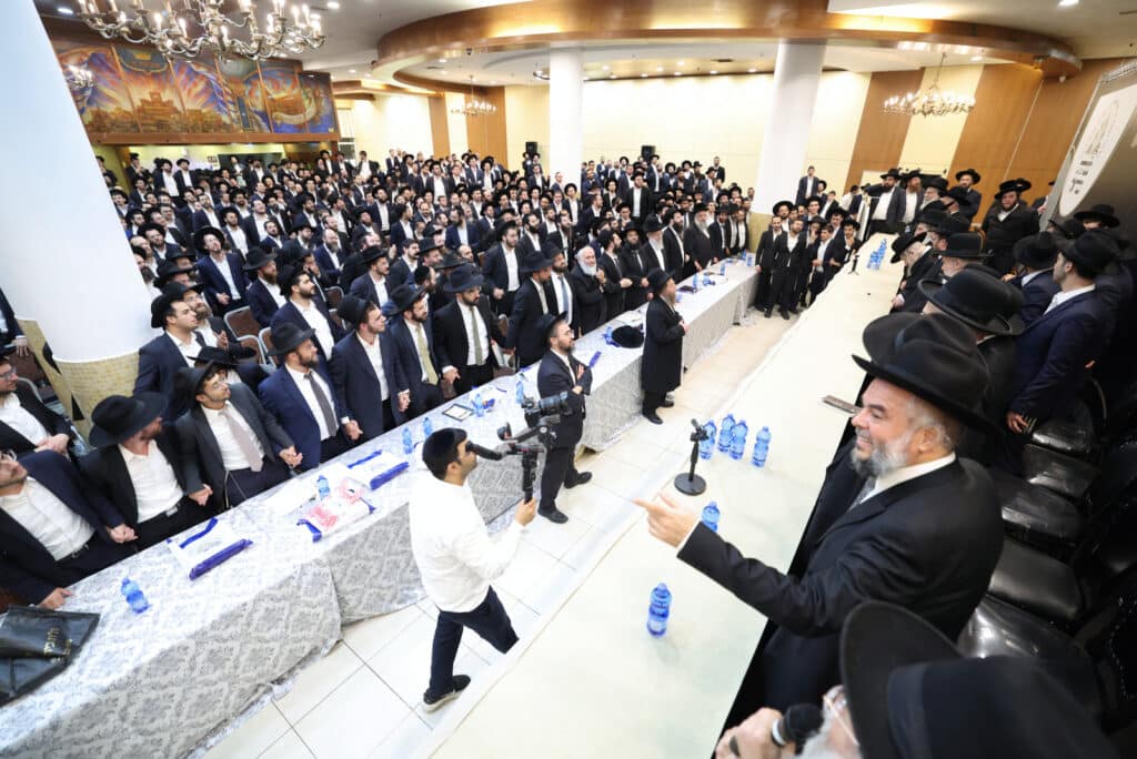 מעמד מרומם בב"ב: גדולי הדור התכנסו להוקיר את מאות האברכים מעמד מרומם בב"ב: גדולי הדור התכנסו להוקיר את מאות האברכים