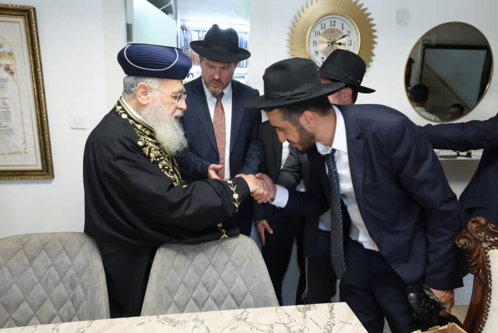 גלריה: הראש"ל בירך את ילדי הת"ת מרעננה וחילק להם דבש גלריה: הראש"ל בירך את ילדי הת"ת מרעננה וחילק להם דבש