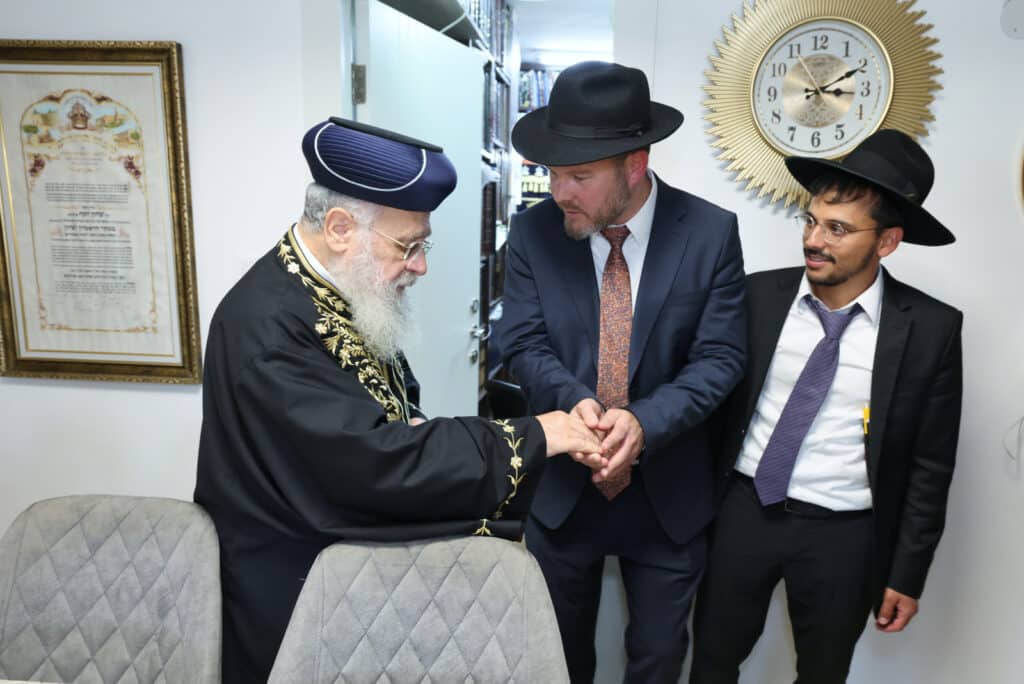 גלריה: הראש"ל בירך את ילדי הת"ת מרעננה וחילק להם דבש גלריה: הראש"ל בירך את ילדי הת"ת מרעננה וחילק להם דבש