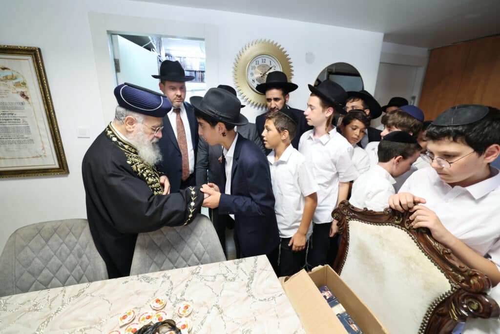גלריה: הראש"ל בירך את ילדי הת"ת מרעננה וחילק להם דבש גלריה: הראש"ל בירך את ילדי הת"ת מרעננה וחילק להם דבש