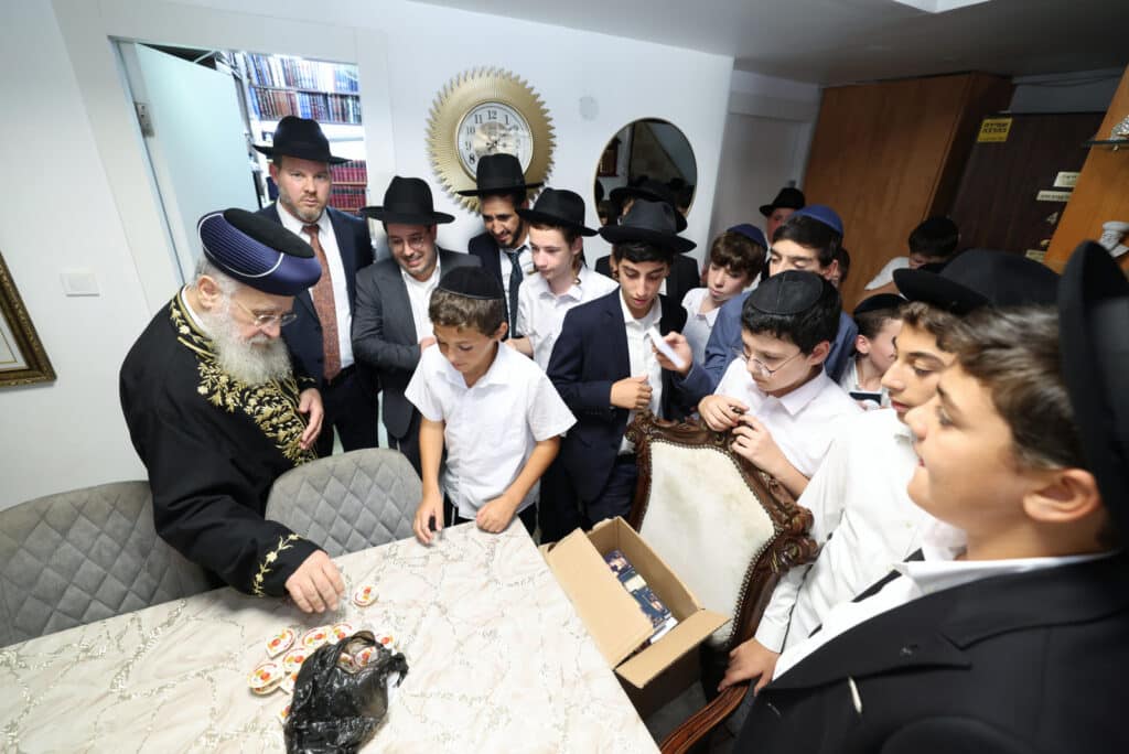 גלריה: הראש"ל בירך את ילדי הת"ת מרעננה וחילק להם דבש גלריה: הראש"ל בירך את ילדי הת"ת מרעננה וחילק להם דבש
