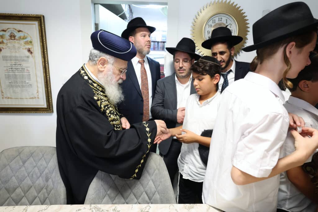 גלריה: הראש"ל בירך את ילדי הת"ת מרעננה וחילק להם דבש גלריה: הראש"ל בירך את ילדי הת"ת מרעננה וחילק להם דבש