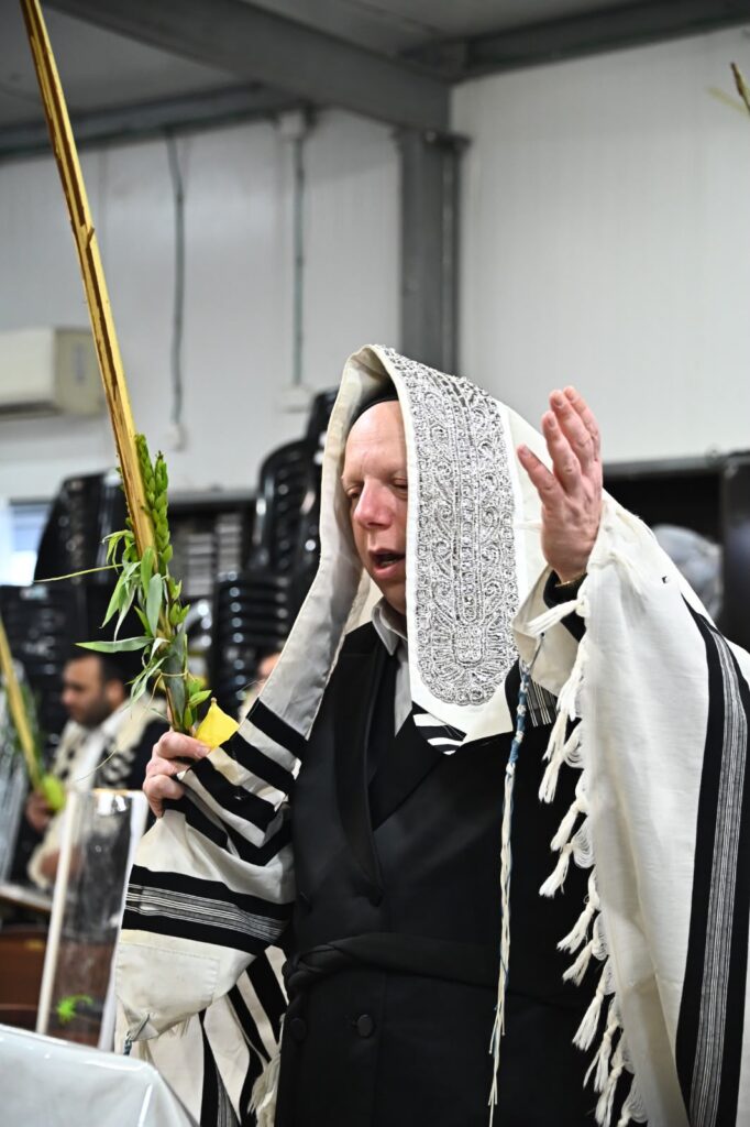 גלריה: הגאון הרב ליאור גלזר בנענועי הלולב בבית מדרשו בב"ב גלריה: הגאון הרב ליאור גלזר בנענועי הלולב בבית מדרשו בב"ב