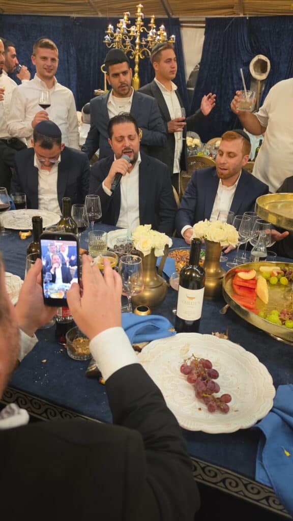 באושפיזין דמשה: איש העסקים הכניס ס"ת מהודר לסוכתו בירושלים באושפיזין דמשה: איש העסקים הכניס ס"ת מהודר לסוכתו בירושלים