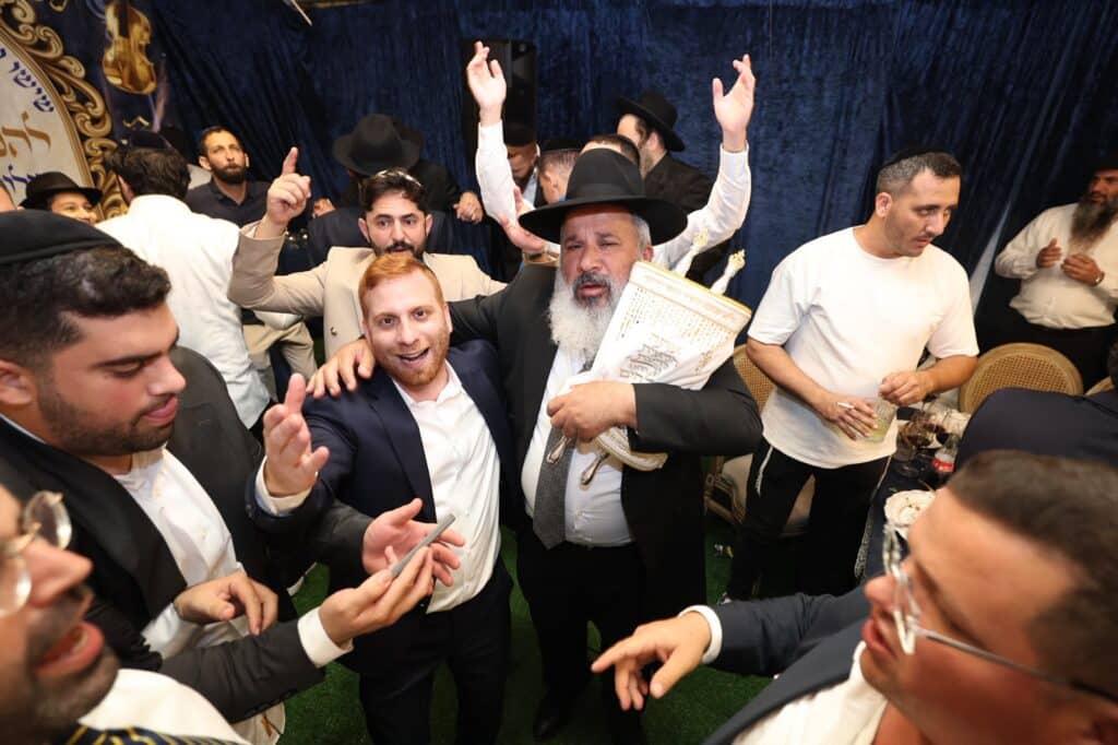 באושפיזין דמשה: איש העסקים הכניס ס"ת מהודר לסוכתו בירושלים באושפיזין דמשה: איש העסקים הכניס ס"ת מהודר לסוכתו בירושלים