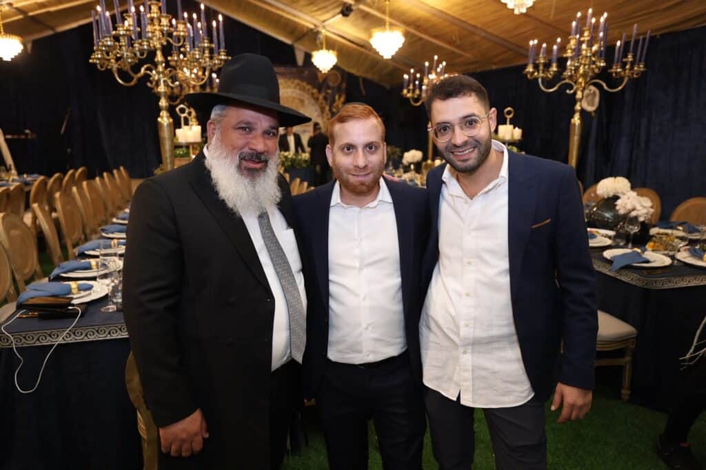 באושפיזין דמשה: איש העסקים הכניס ס"ת מהודר לסוכתו בירושלים באושפיזין דמשה: איש העסקים הכניס ס"ת מהודר לסוכתו בירושלים