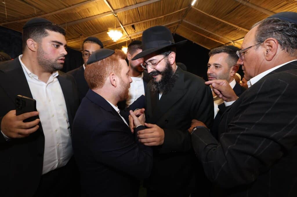 באושפיזין דמשה: איש העסקים הכניס ס"ת מהודר לסוכתו בירושלים באושפיזין דמשה: איש העסקים הכניס ס"ת מהודר לסוכתו בירושלים
