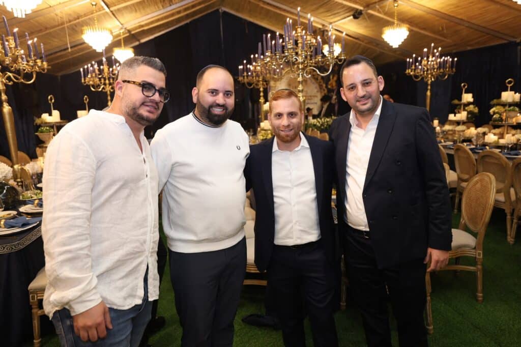 באושפיזין דמשה: איש העסקים הכניס ס"ת מהודר לסוכתו בירושלים באושפיזין דמשה: איש העסקים הכניס ס"ת מהודר לסוכתו בירושלים