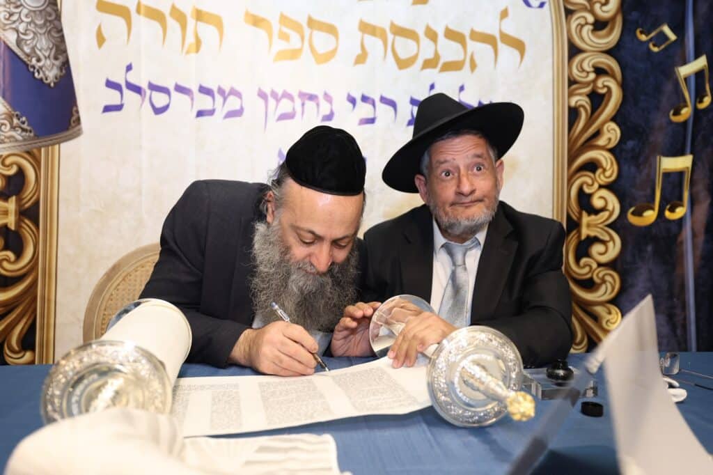 באושפיזין דמשה: איש העסקים הכניס ס"ת מהודר לסוכתו בירושלים באושפיזין דמשה: איש העסקים הכניס ס"ת מהודר לסוכתו בירושלים