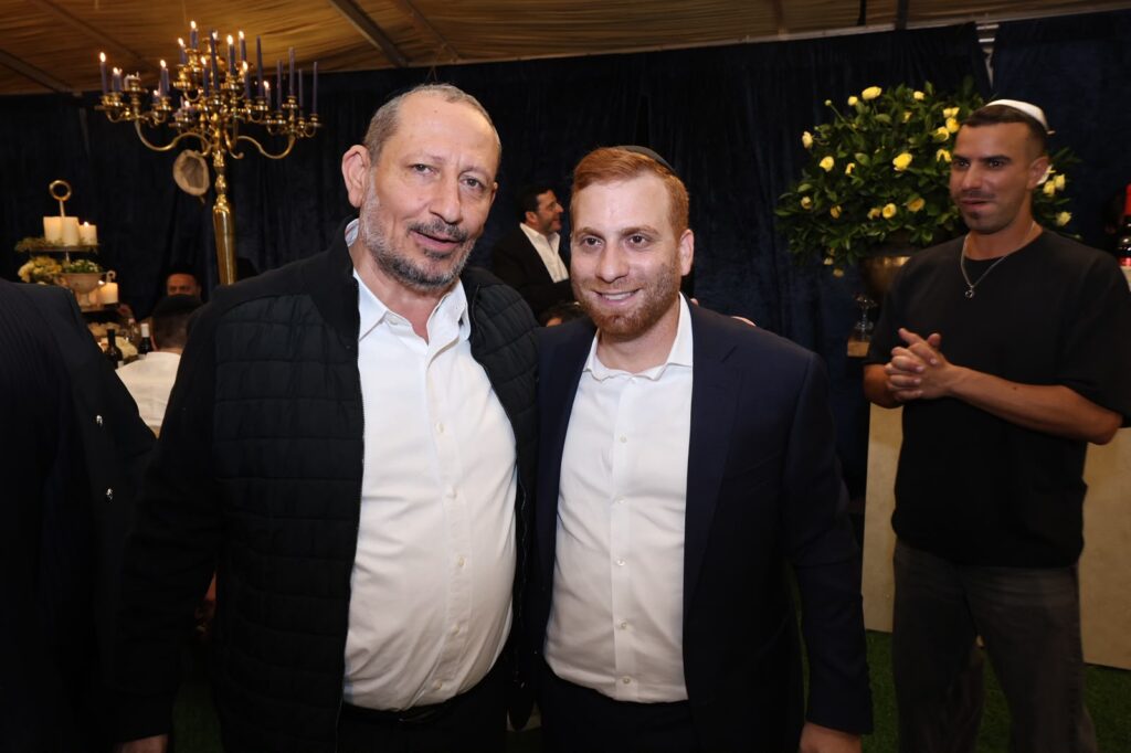 באושפיזין דמשה: איש העסקים הכניס ס"ת מהודר לסוכתו בירושלים באושפיזין דמשה: איש העסקים הכניס ס"ת מהודר לסוכתו בירושלים